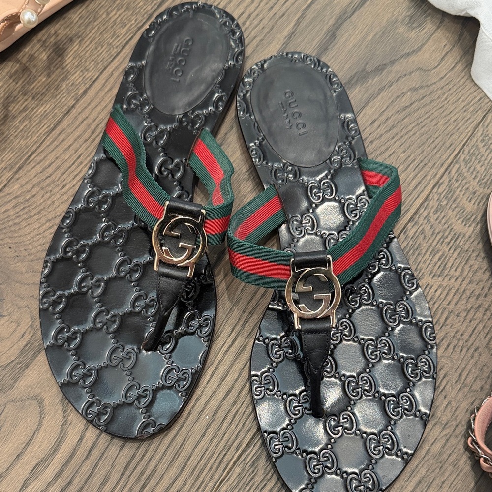 Women’s Gucci Black Sandals with Signature Straps
